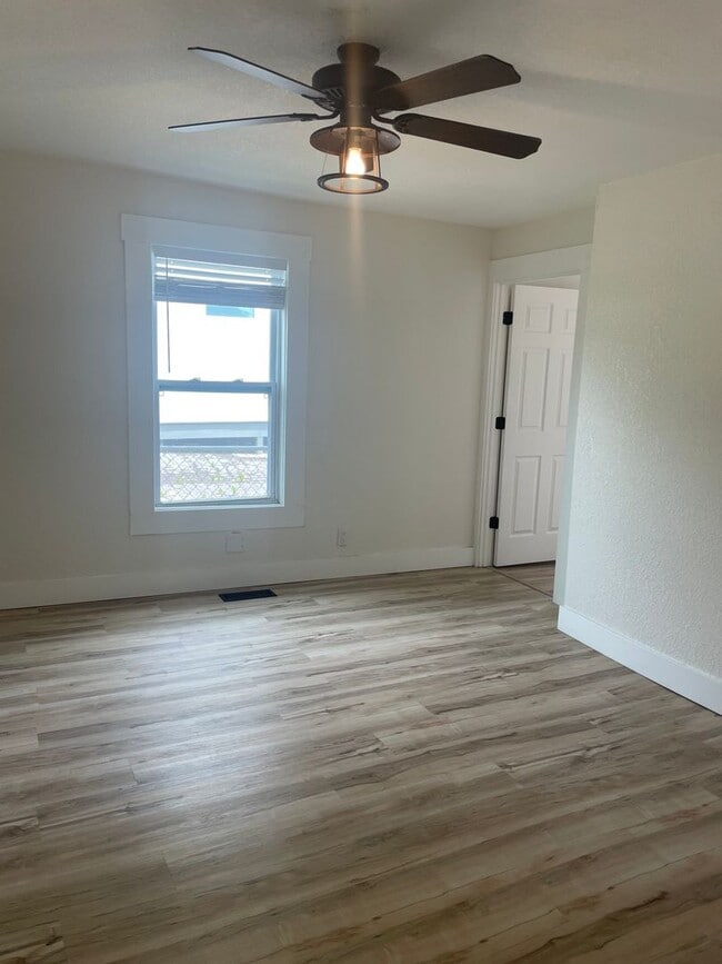 Building Photo - Knoxville 37923 - 3 bedroom, 2 bath home -...