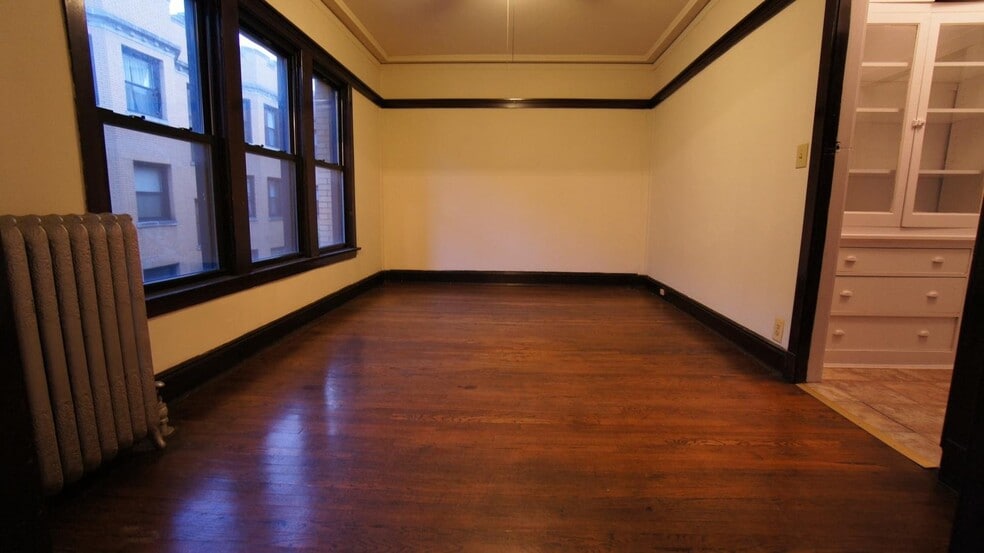 Building Photo - 2420 N Sawyer Ave