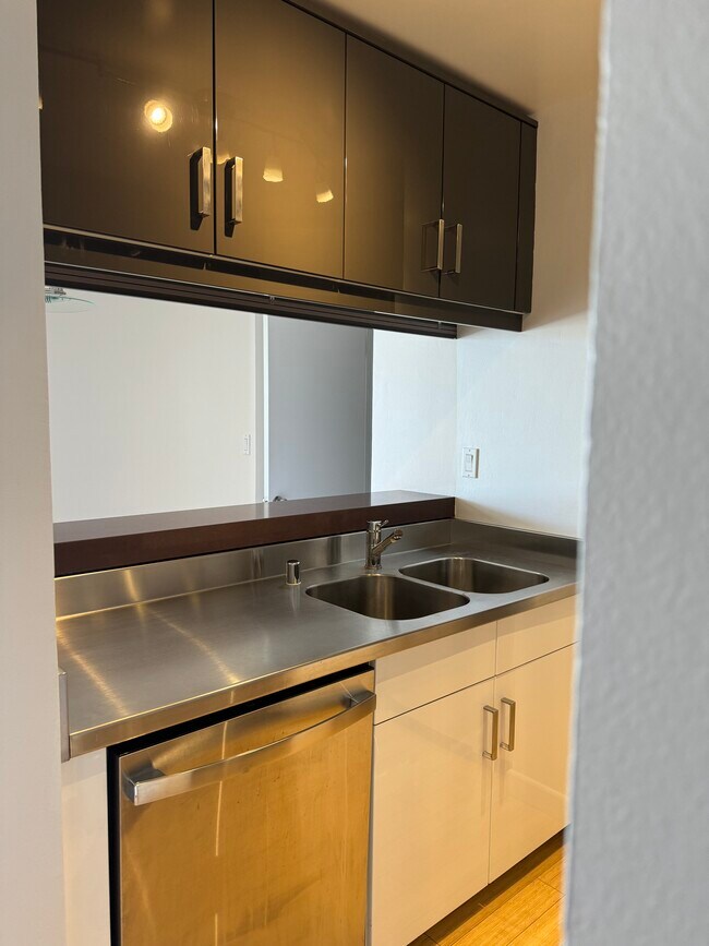 Building Photo - 1440 Veteran Ave