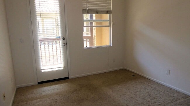 Building Photo - 2 BR 2.5 Bath
