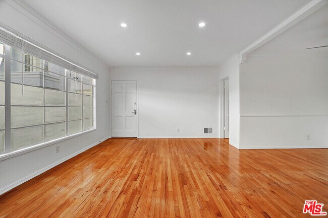 Building Photo - 476 S Roxbury Dr