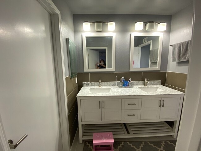 Building Photo - 3 bed, 2 1/2 bath fully remodeled unit in East Simi Valley