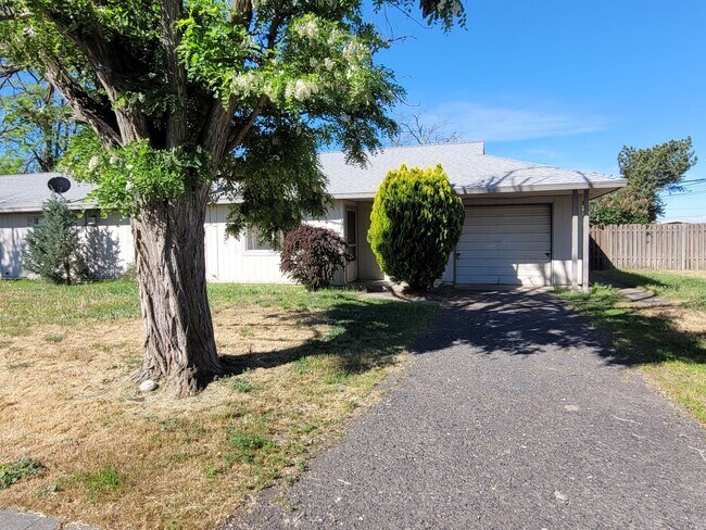 Primary Photo - 815 Lindberg Ln