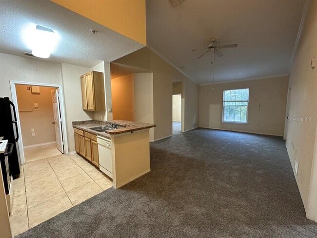 Building Photo - 10125 Courtney Palms Blvd