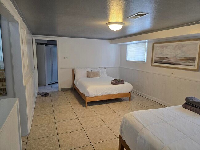 Building Photo - 7014 N Kilbourn Ave