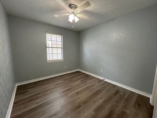 Building Photo - Gorgeous 2-Story Townhouse