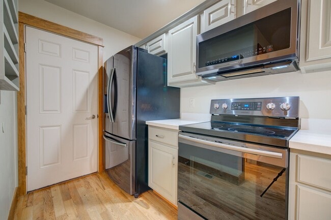 Building Photo - Laurel Glen Condo For Lease