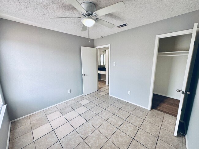 Building Photo - 5305 Woodland Oaks Ct