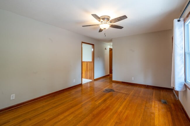 Building Photo - 2 bed and 1.5bath house with office space ...