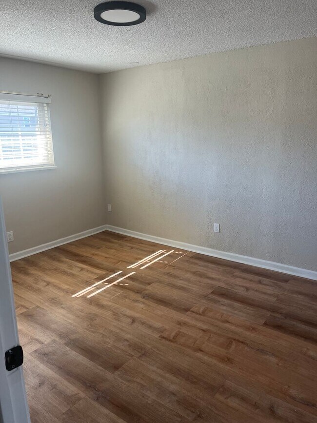 Building Photo - Move in ready 3bedroom 2bath