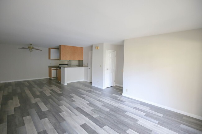 Building Photo - San Ramon Gardens Condo - 2 Bed and 1 Bath...