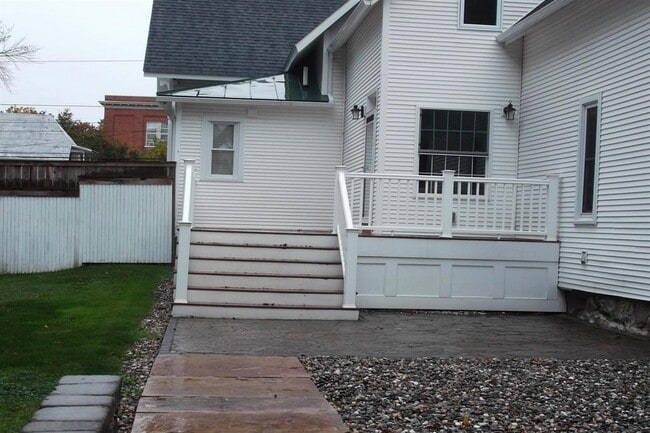 Building Photo - 52 Ferris St