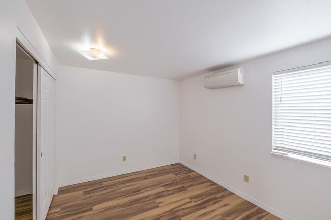 Building Photo - Beautiful 4 Bed, 2 Bath Townhouse with Lots of Closet Space and Laundry In Unit!