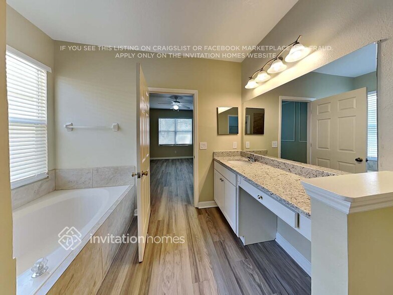 Building Photo - 901 Benton Dr