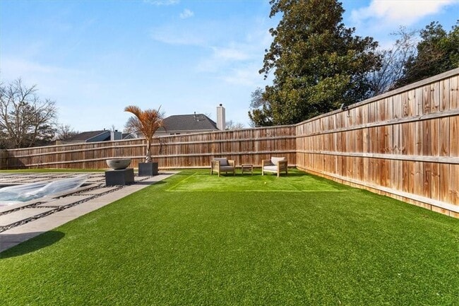 Building Photo - 425 Mikasa Dr