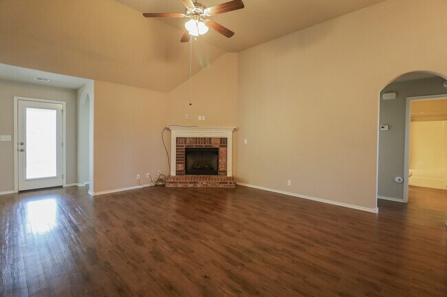 Building Photo - 3 Bed | 2 Bath in Broken Arrow!