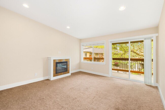 Building Photo - Welcoming Top Floor 1 Bedroom Condo - Gated Community with Parking