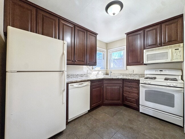 Building Photo - 1050 E Bates Pkwy