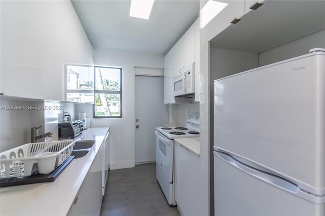 Building Photo - 12344 NE 9th Ave