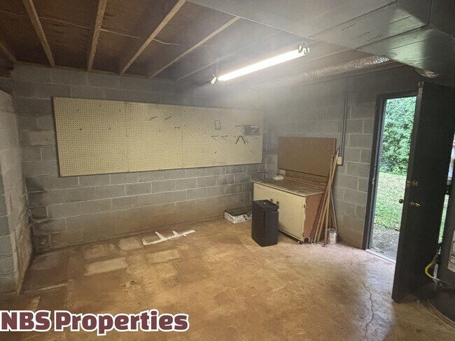 Building Photo - 809 Lester Rd