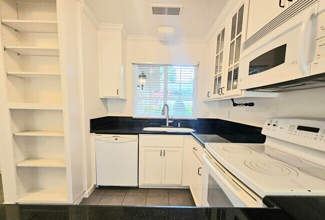Building Photo - Superb Location for this Spacious 2 Bedroom 1.5 Bath Campbell Townhouse