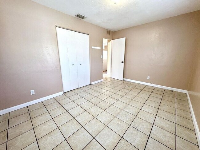 Building Photo - Charming 2-Bedroom Home in St. Petersburg'...