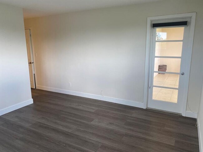 Building Photo - 2668 Garden Dr N