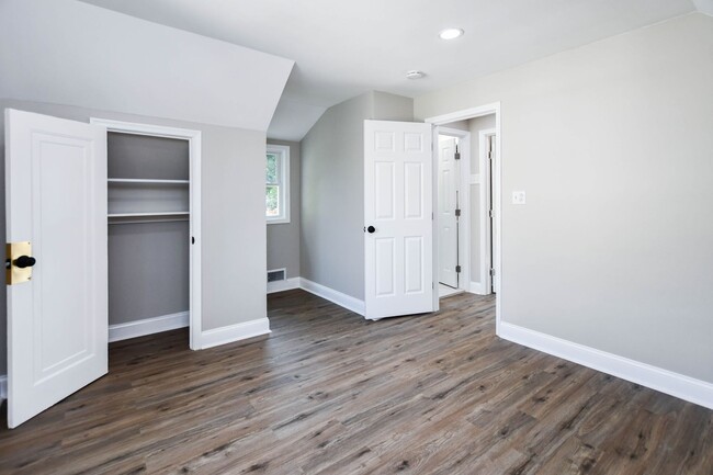 Building Photo - 4 Bedroom 2.5 Bathroom Open Floor Plan 3 S...