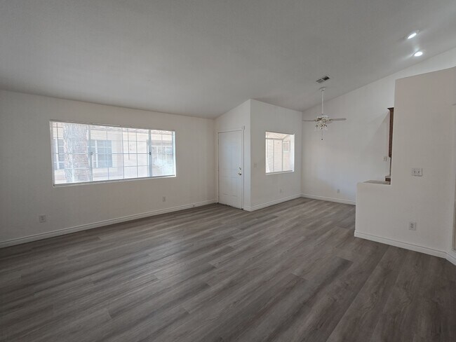 Building Photo - 1612 N Torrey Pines Dr