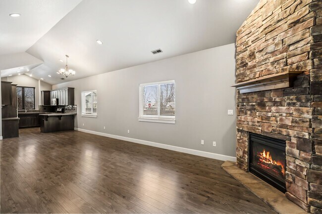 Building Photo - Single-Level 3 Bed, 2 Bath Home with Fully Fenced Backyard