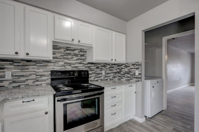 Building Photo - This Cute and Cozy 4 Bed, 2 Bath Home is Available now!!
