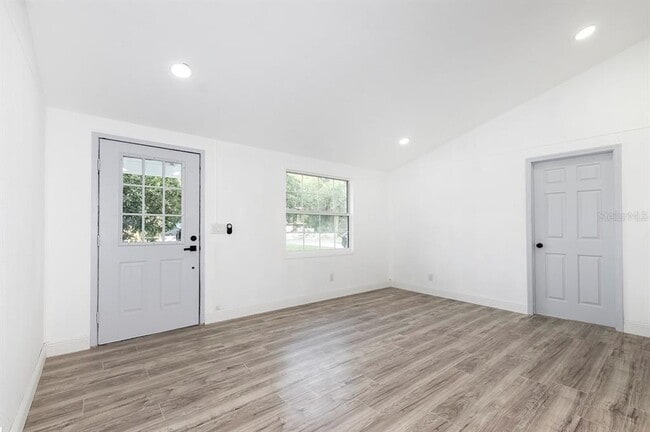 Building Photo - 1106 NE 33rd St