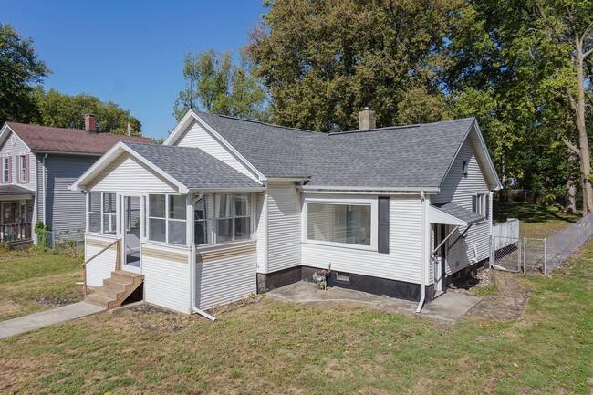 Building Photo - Renovated 2 Bedroom Home!