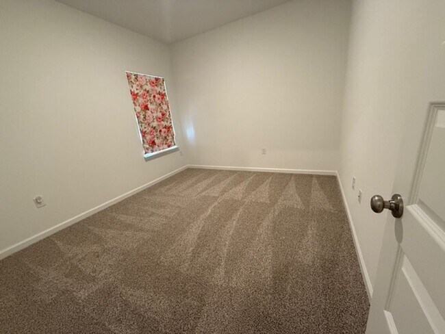 Building Photo - Beautiful 3/2 Single Family house with 2 car garage