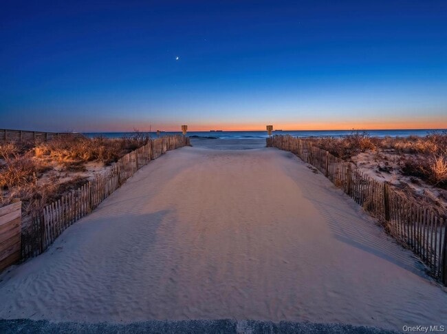 Building Photo - 100 W Broadway