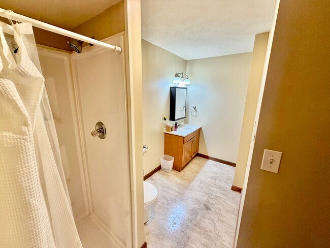 Building Photo - Spacious 3 Bedroom 2 Bathroom Home - Large Backyard!