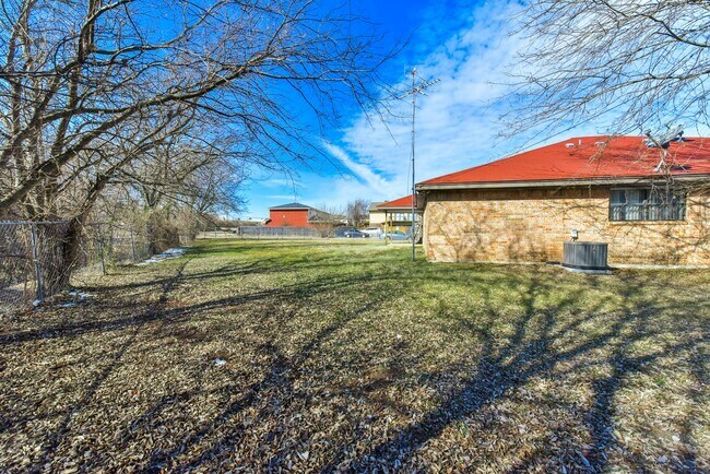 Building Photo - 3708 Hereford Ln