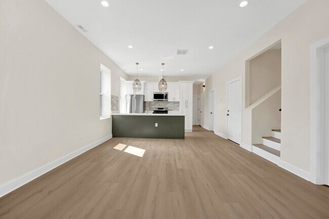 Building Photo - 2021 W Shakespeare Ave