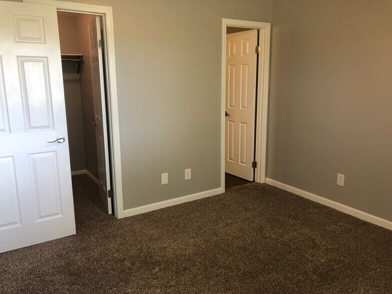 Second Bedroom Walk in Closet/Full Sized Bathroom - 422 Wright St