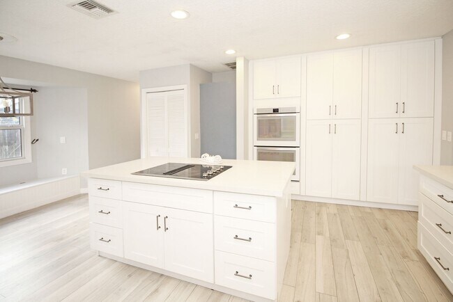 Building Photo - Spacious 4BR Pool Home on Quiet Cul-de-Sac in Wellington