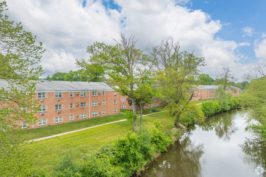 Primary Photo - Covered Bridge Apartments