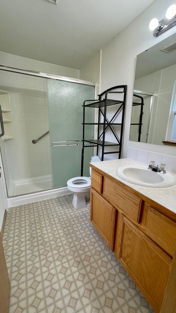 Building Photo - Adorable Open Layout 3BD/2BA Home Located In Town! 2 Living Rooms~Gas Fireplace~Fenced Yard!