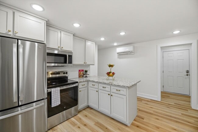 Building Photo - 2113 W Madison Ave