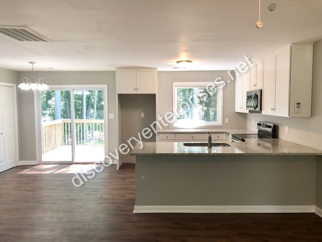 Building Photo - JUST REDUCED! 4 Bdrm / 2 Bath Home - 1st m...