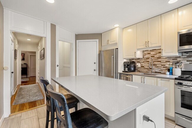 Building Photo - 376 Riverway