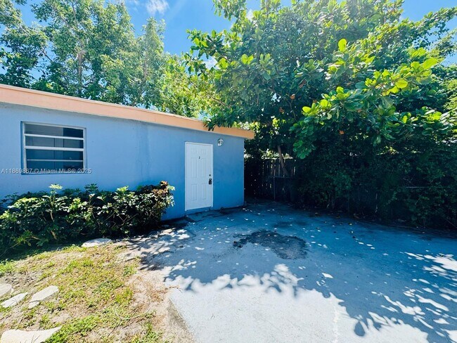 Building Photo - 1060 NW 116th St
