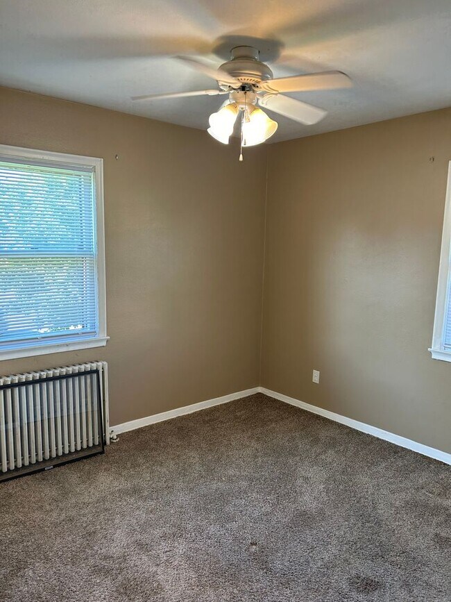 Building Photo - Upper level 1 Bedroom in W St Paul!! Move ...
