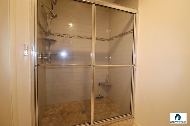 Building Photo - Amazing 2 bed Home!