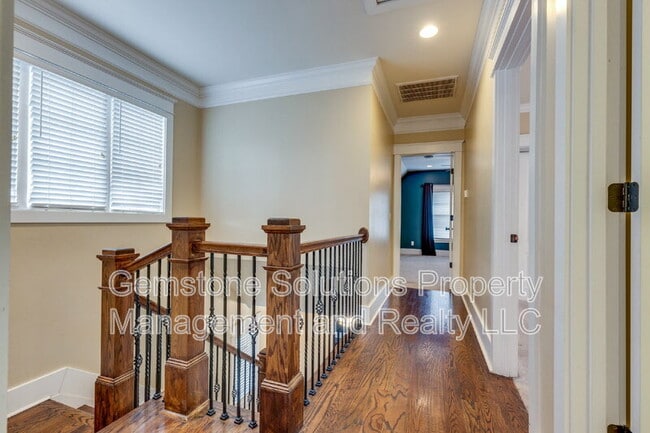 Building Photo - 210 38th Ave N