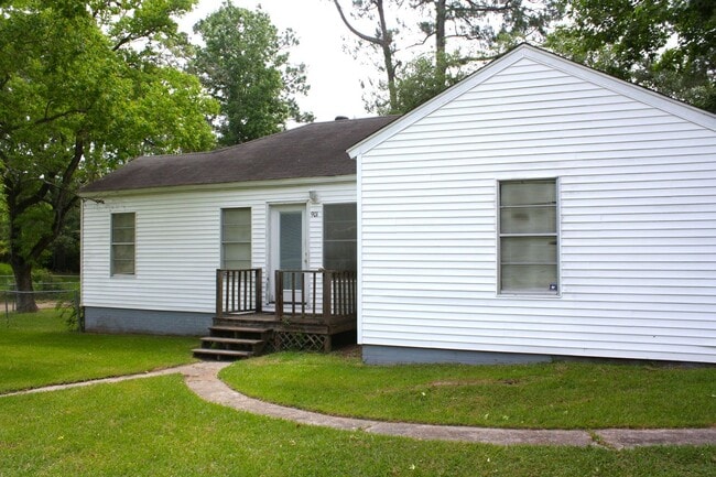 Primary Photo - 901 Dennis Ave